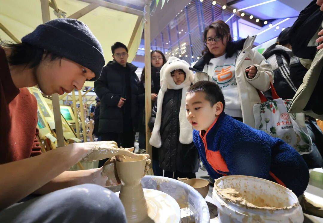 、上冰雪 元旦假期近20万人次游首钢园CQ9电子网站首钢集团丨看比赛、逛市集(图2)